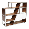 Moderne boekenrek met asymmetrisch ontwerp en houten planken
